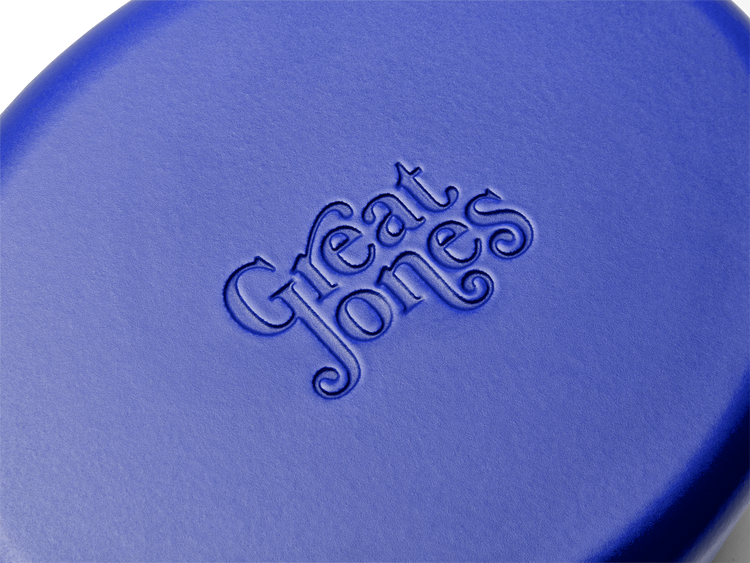 Enameled cast-iron Dutch oven in blueberry blue - logo close-up